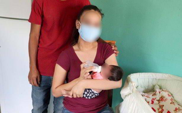 Bebé prematura y su madre en el IMSS en Nuevo Casas Grandes, Chihuahua