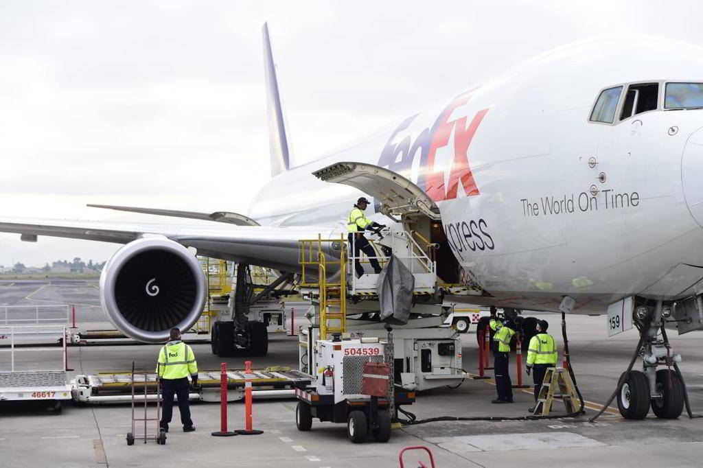 Descarga del equipo desde un avión