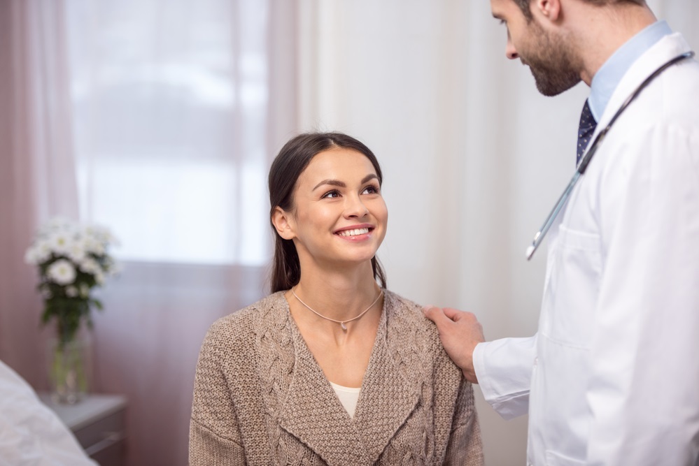 mujer en consulta médica doctor