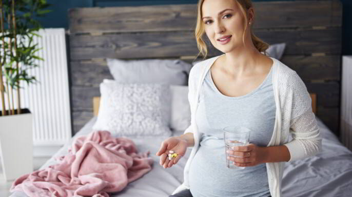 Mujer embaraza vitaminandose