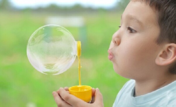 Niño jugando con buebujas