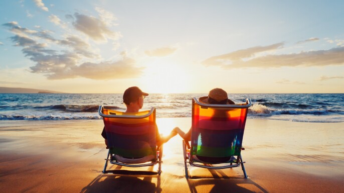Feliz pareja romántica disfrutar de hermosa puesta de sol en la playa