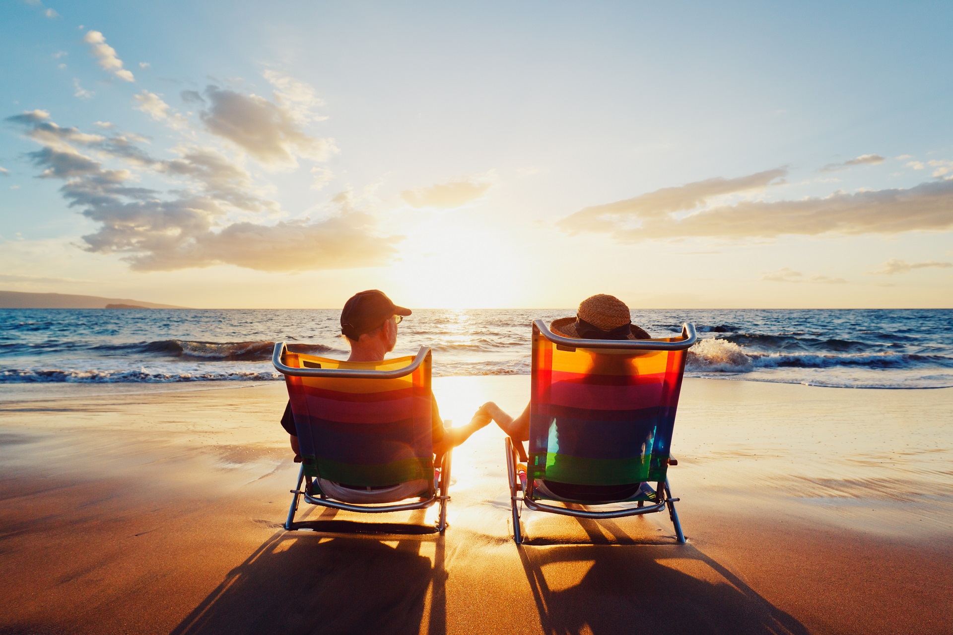 Feliz pareja romántica disfrutar de hermosa puesta de sol en la playa