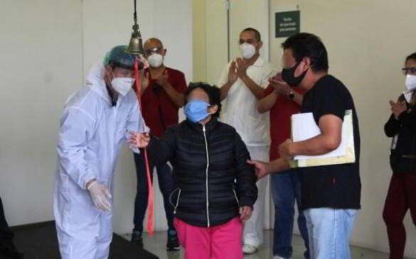 Lupita tocando la campana