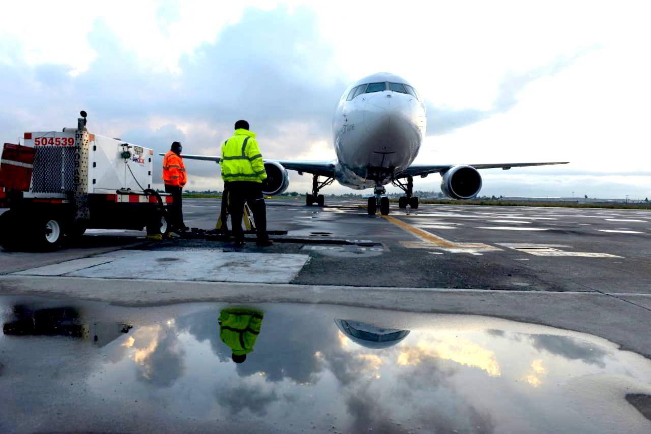 avión en el aeropuerto