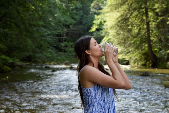 Tomando agua