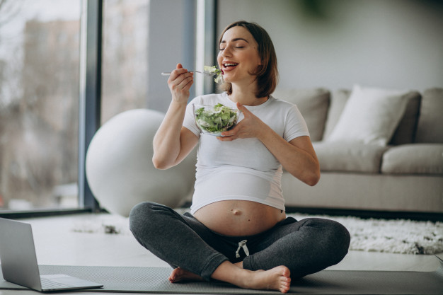 mujer embarazada comiendo