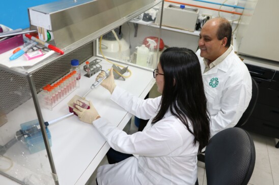 Dos investigadores en un laboratorio