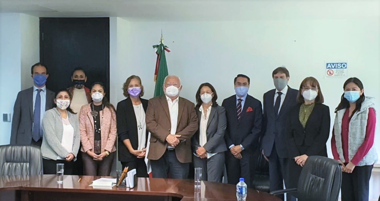 El titular de la Cofepris, directivos de AztraZeneca y del laboratorio Liomont, participaron en la reunión de trabajo.