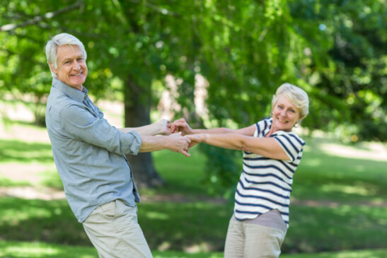 pareja de adultos mayores