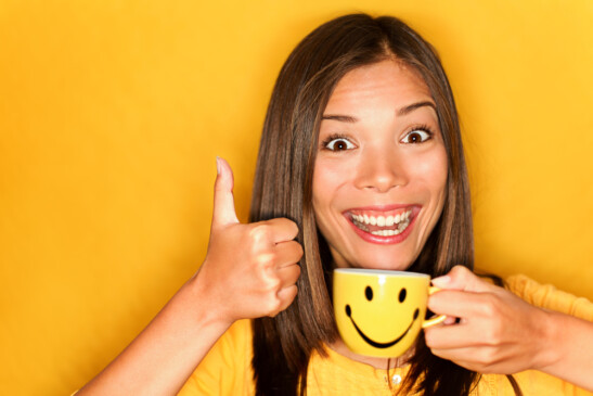 Joven con taza de café feliz