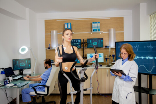 Atleta que realiza pruebas con electrodos.