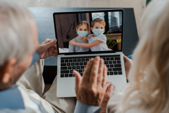 Abuelo con computadora