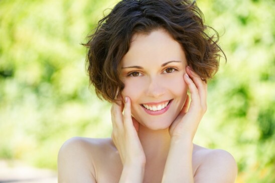 mujer sonriendo