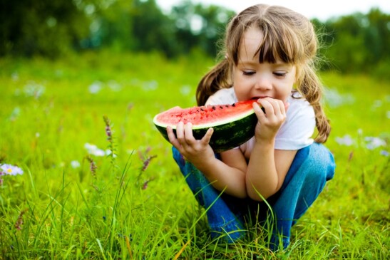 niña comiendo sandia