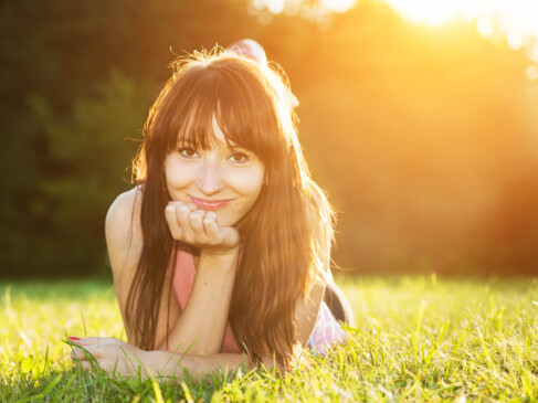 mujer madura feliz