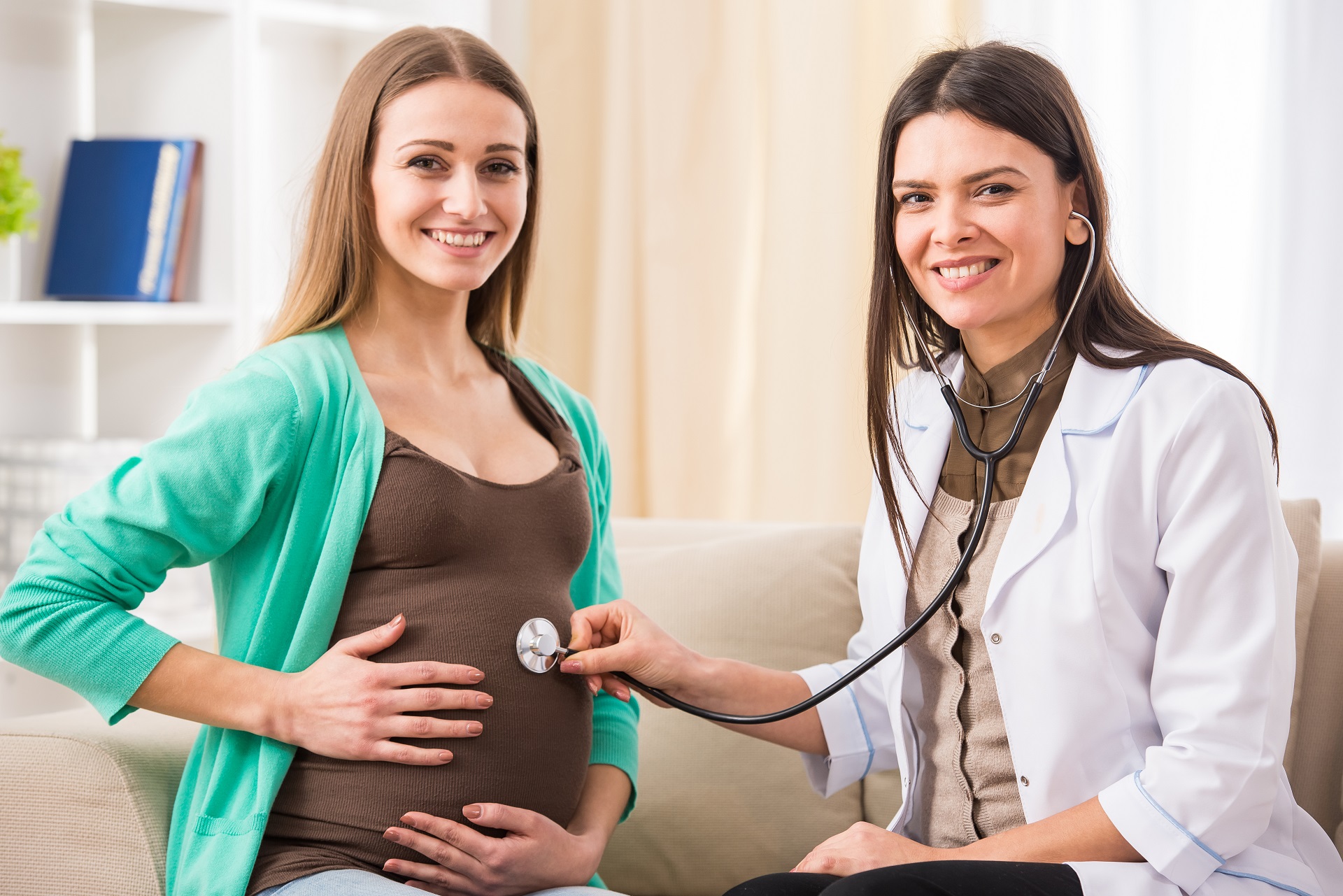 Obstetra y Mujer embarazada 