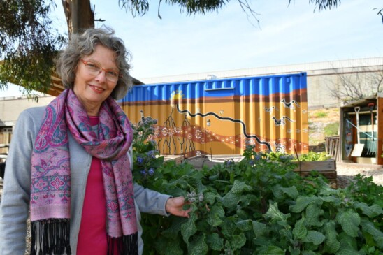 Kaye Mehta en un jardín