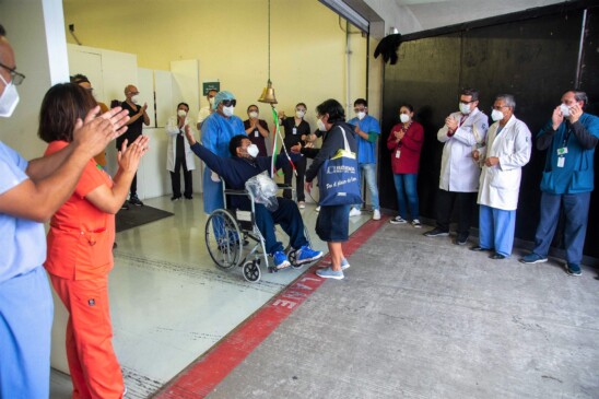 A ritmo de rock pacientes recuperados de COVID-19 egresan de la Unidad de Expansión Autódromo Hermanos Rodríguez del IMSS