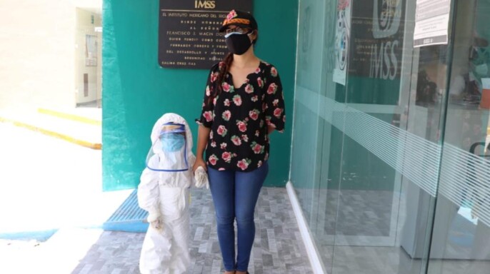 La mamá de Víctor improvisó un disfraz de astronauta para proteger a su hijo contra el COVID-19, sin sacrificar su vacunación.