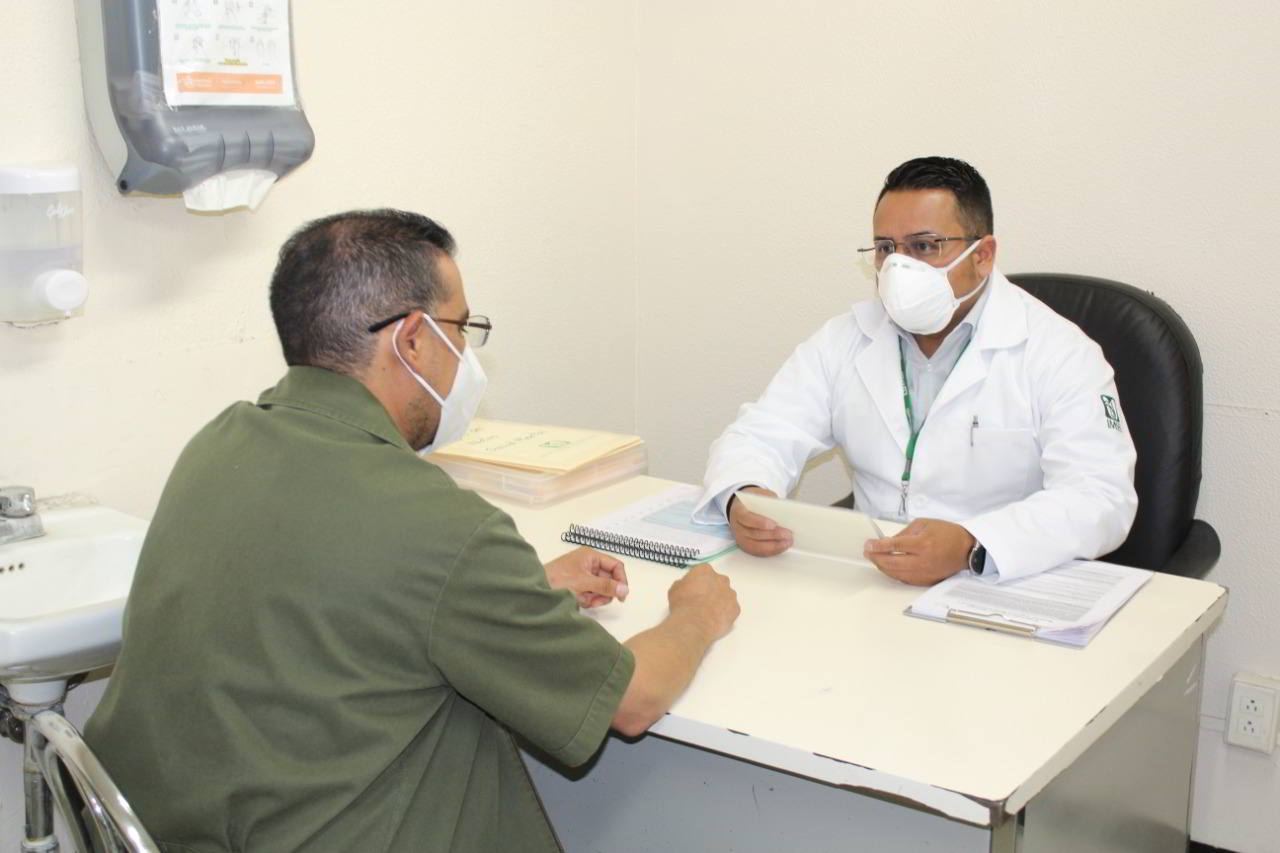 Ayudante de Farmacia apoya a sus compañeros a enfrentar la pandemia por COVID-19