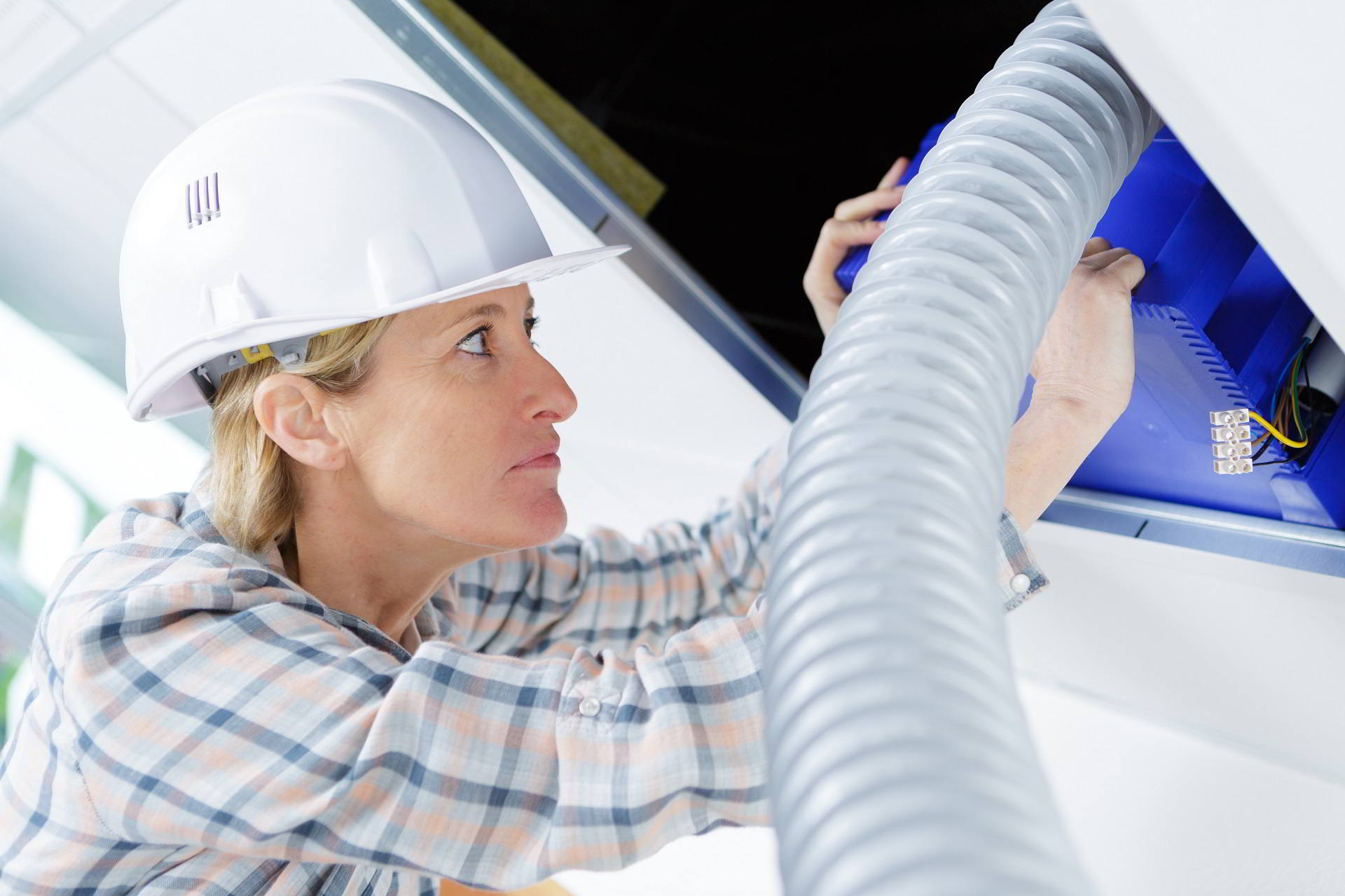 Trabajadora de instalación de sistema de ventilación