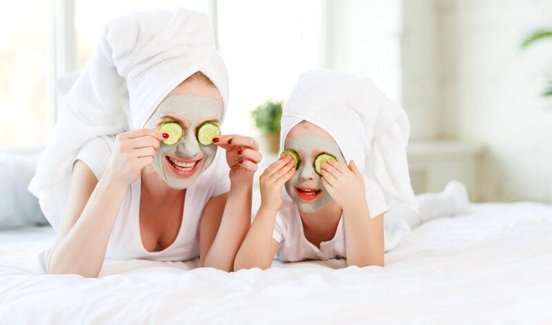 mamá e hija con mascarilla en cara