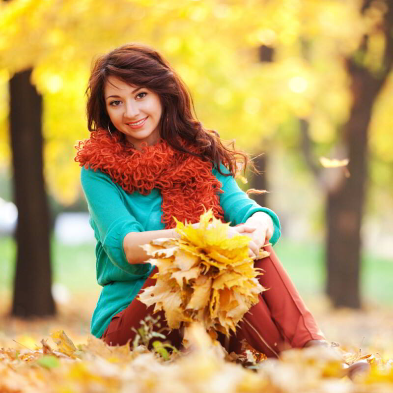 joven sonriente en otoño