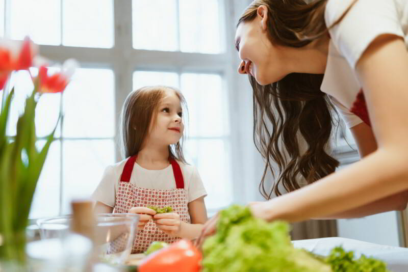 Mamá e hija preparando comida saludable