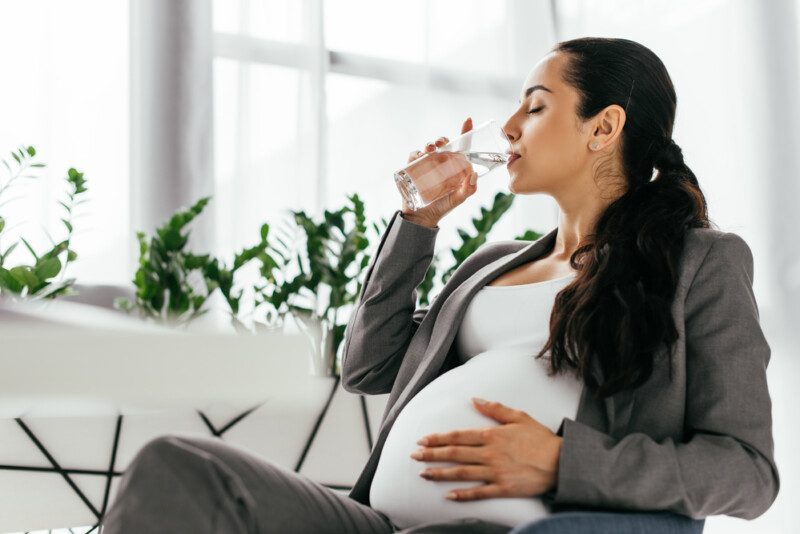 Mujer consumiendo agua