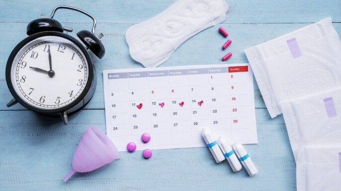 Productos de higiene femenina con calendario y reloj