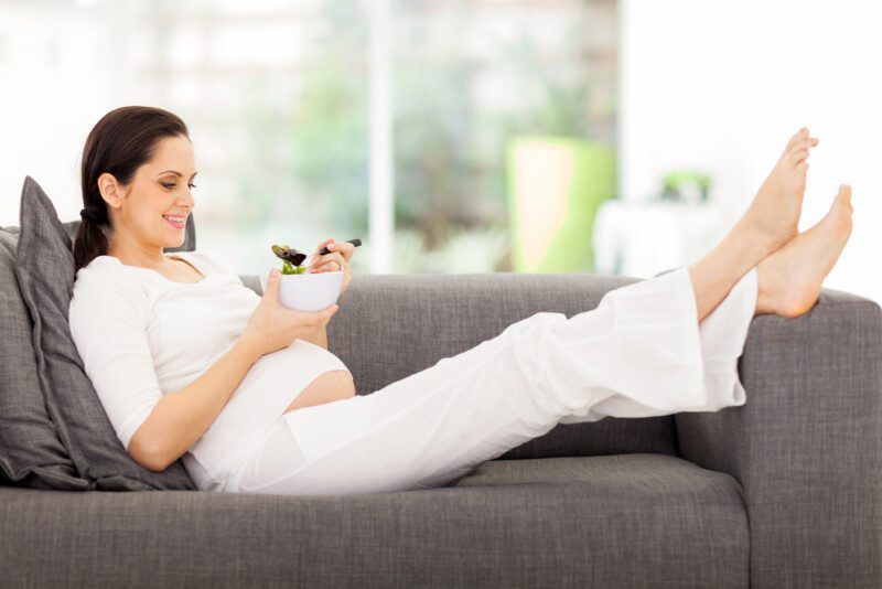 Mujer desayunando contenta