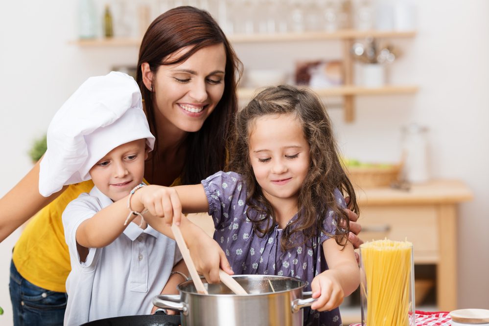 Niños con mamá cocinando