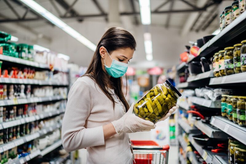 mujer en supermercado