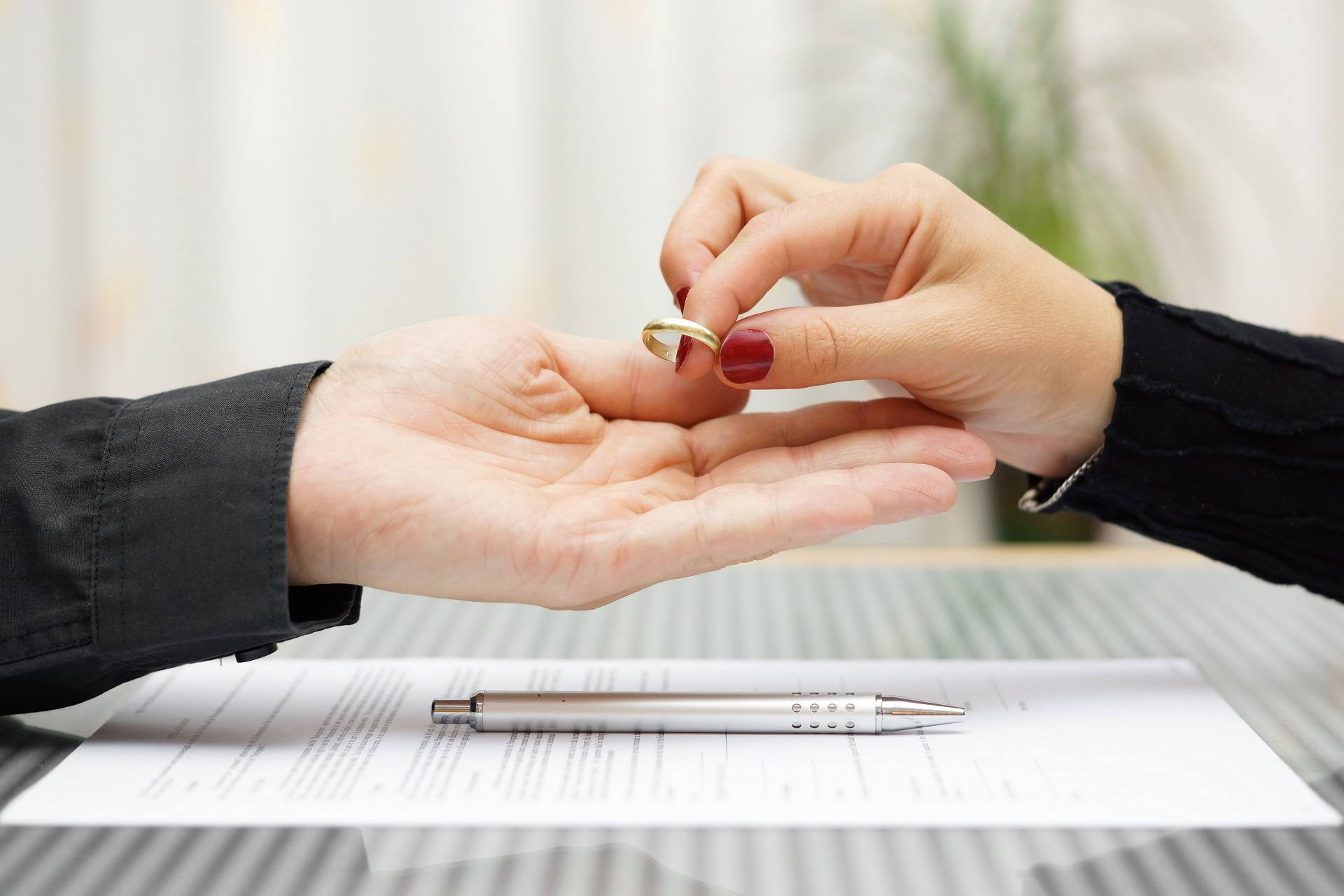 mujer entregando anillo de matrimonio