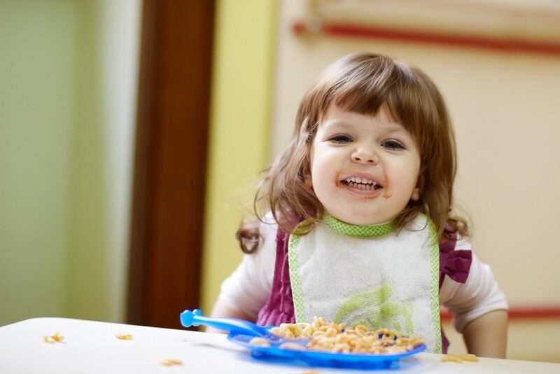 niños peqieño comiendo