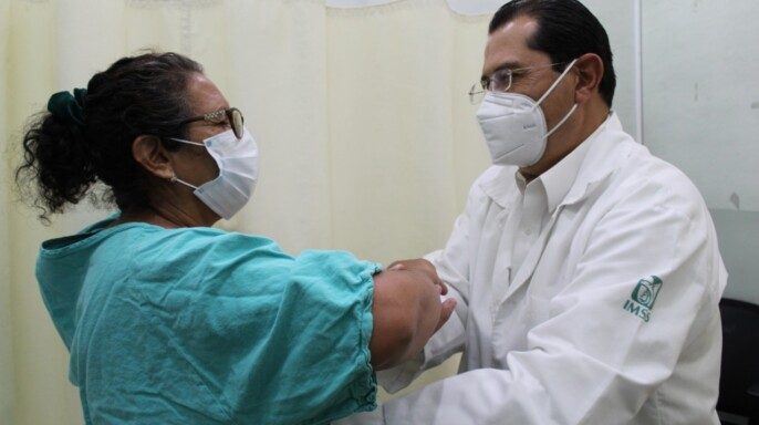 médico realizando detección de cáncer de mama