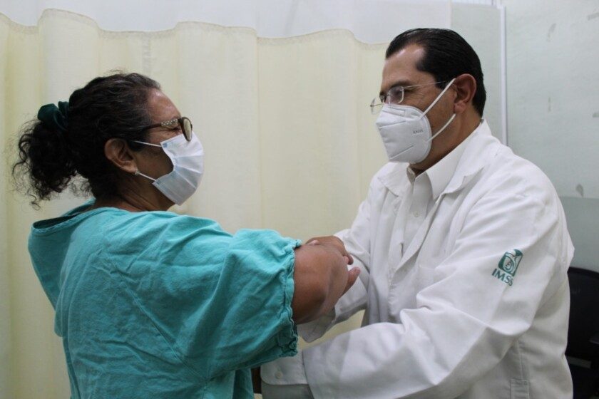 médico realizando detección de cáncer de mama