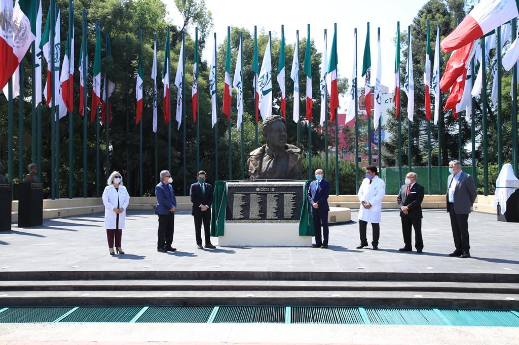 Se develó una placa en honor al personal médico del IMSS que atendió a pacientes con COVID-19.