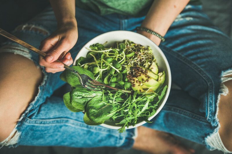 comiendo germinados