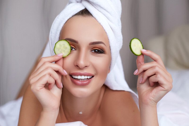 joven en rutina de belleza con pepino