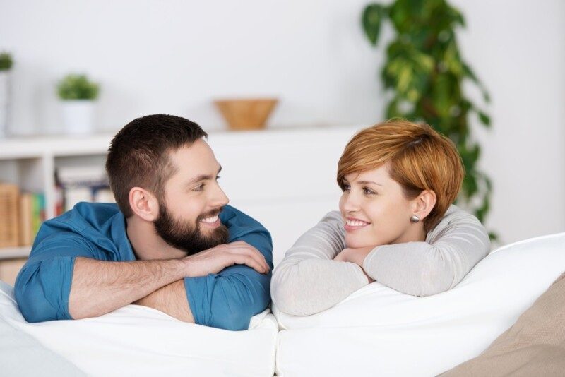 pareja sonriendo