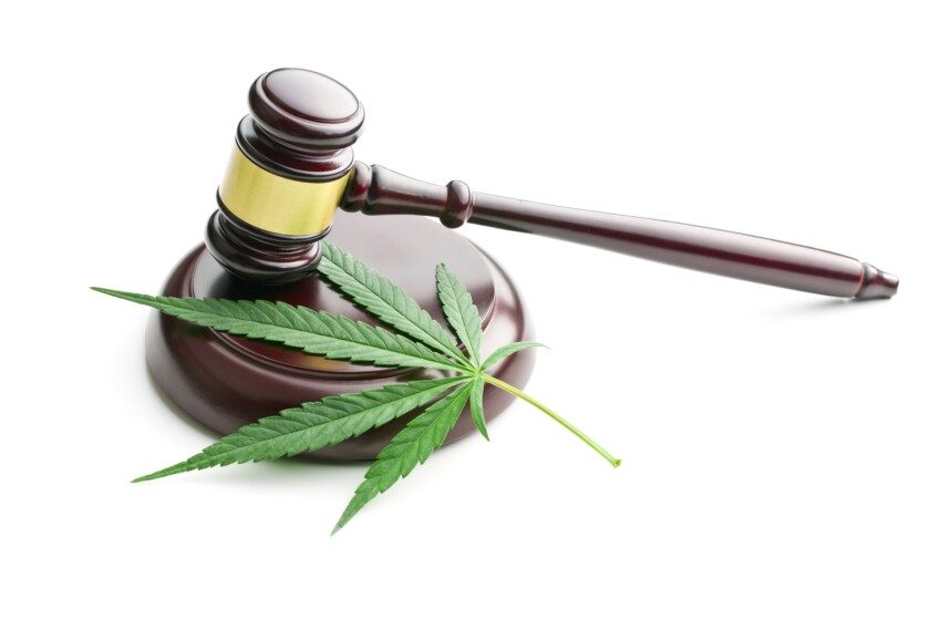 Hoja de cannabis y martillo de un juez