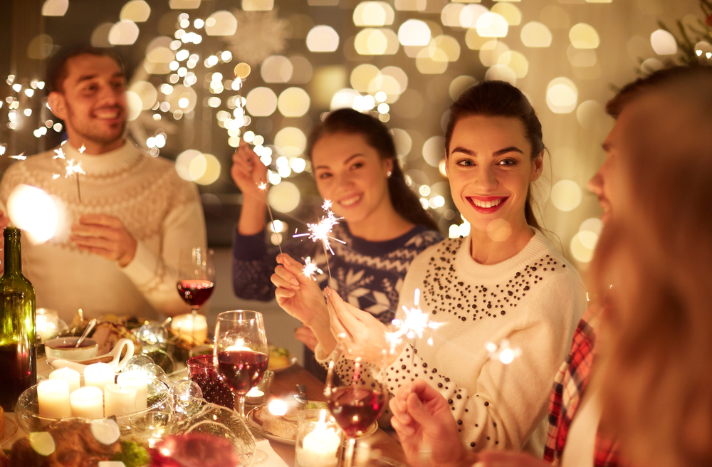 Amigos felices celebrando la Navidad en casa fiesta