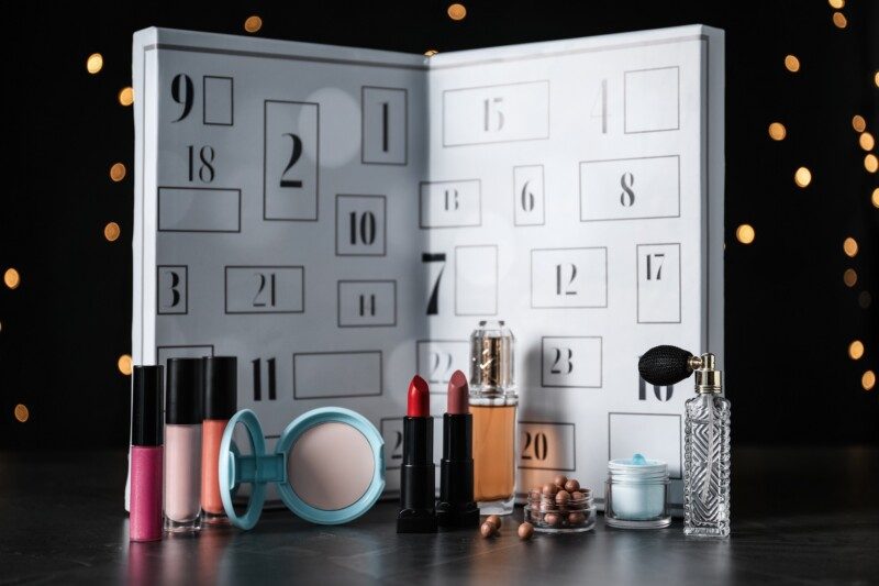 Calendario con perfumes y maquillaje
