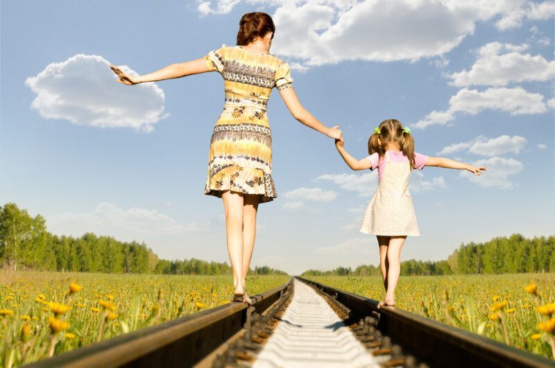 Mujer joven y niña