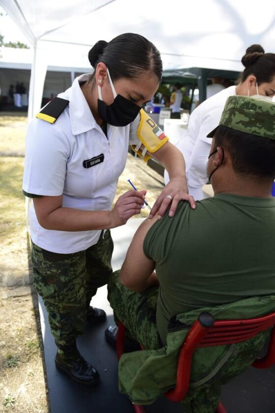 Enfermera aplicando vacuna