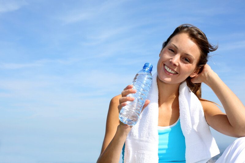 Tomando agua