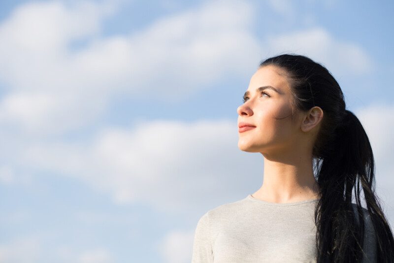 mujer en el fondo azul del cielo