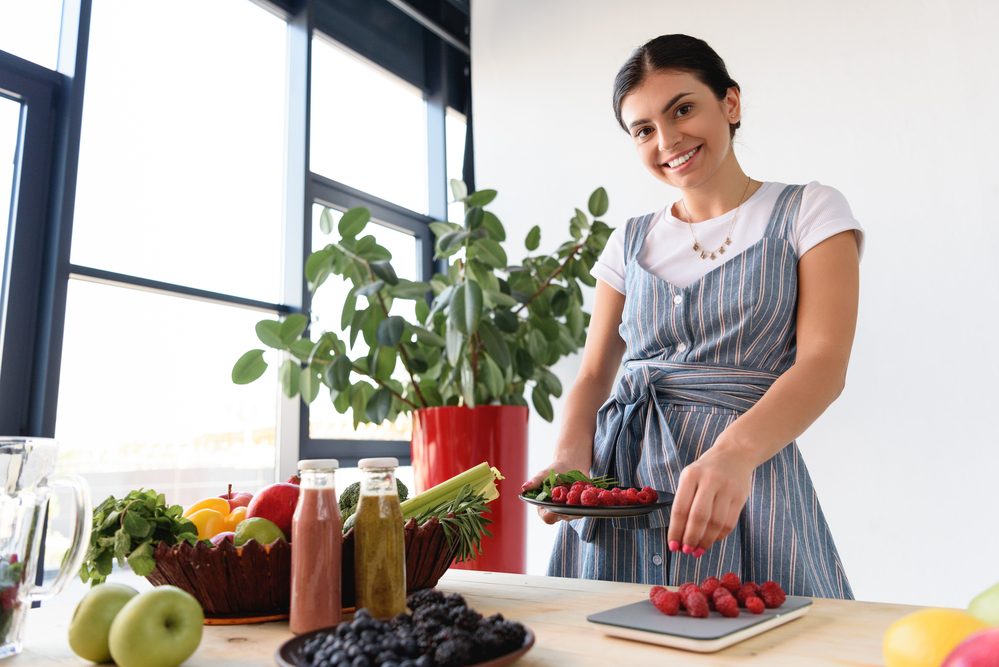 Mujer joven en cocina